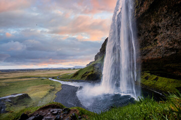 Obraz premium Stunning Seljalandsfoss Waterfall at Sunset, One of Iceland’s Most Popular and Breathtaking Natural Wonders