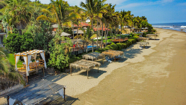 beach houses and landscapes in the warm city of M&aacute;ncora, Piura, Peru