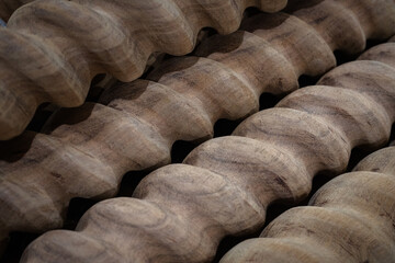 Patron de tubos de madera en espiral con textura mate