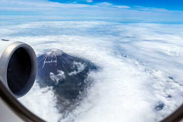 上空から見下ろす富士山の姿