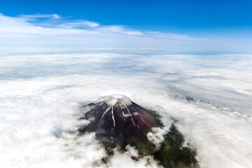 上空から見下ろす富士山の姿
