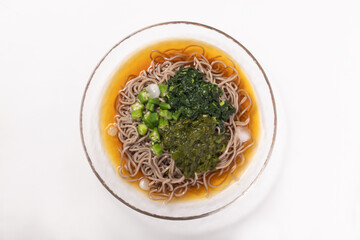 ねばねば　冷やし蕎麦（オクラ　モロヘイヤ　めかぶ）