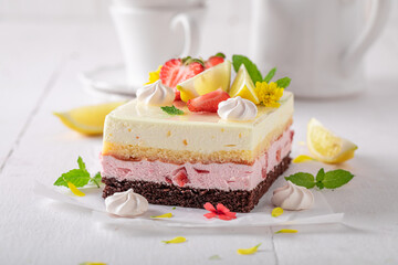 Sweet and tasty strawberry sponge cake with lemon and strawberries.