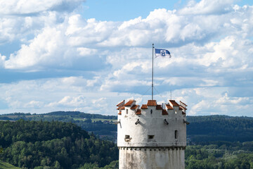 Flagge mit Wappen von Ravensburg gehisst auf der Turmspitze des Mehlsack, Wahrzeichen der Stadt