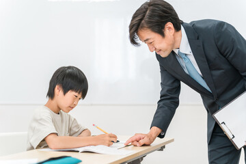 小学生に教える塾講師・教師・教員（学習塾・先生）
