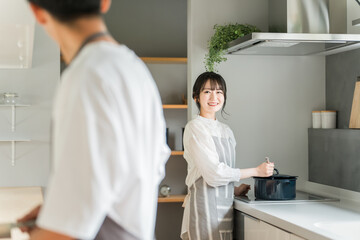 Fototapeta premium キッチンで料理・家事をする若いアジア人夫婦・カップル（自炊・共働き・朝食・ランチ） 