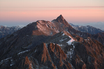 Morgenrot of the ridge with fresh snow / 初冠雪した大キレット～槍ヶ岳縦走路の日の出(朝焼け・モルゲンロート)