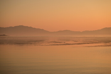 水墨画のような琵琶湖の夕暮れ