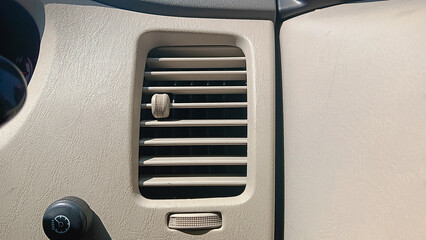 Ventilation for cooling air in the car