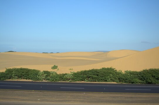 Los medanos de Coro son dunas de arena que movidas por los fuertes vientos de la peninsula toman formas muy caracteristicas.