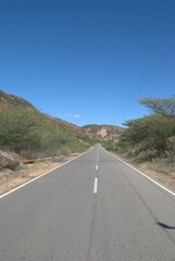 Hay excelentes vias de comunicacion,casi siempre desiertas,nos permite apreciar un paisaje generalmente arido,y de escasez de lluvias.