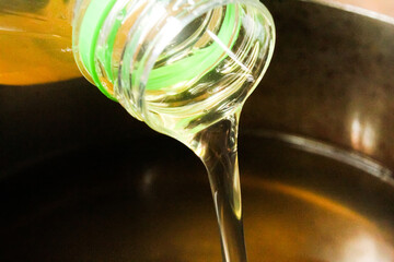 pour cooking oil from the bottle