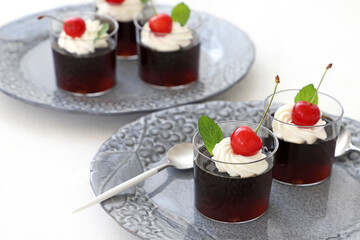 さくらんぼと生クリームをのせたコーヒーゼリー