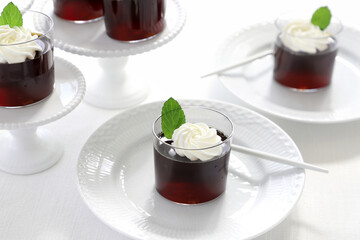 生クリームとミントをのせたコーヒーゼリー