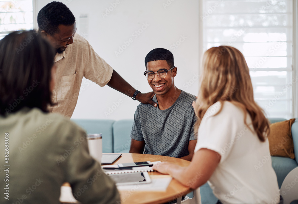 Aufkleber People, diversity and happy in office for training, teaching and learning for job or career guidance. Teamwork, employees and collaboration at workshop in internship program or skill development