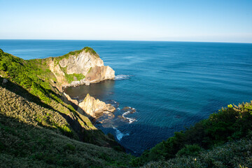 険しい崖と真っ青な広い海