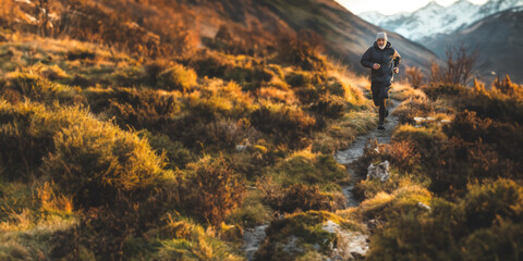 Obraz premium Senior man going for a run