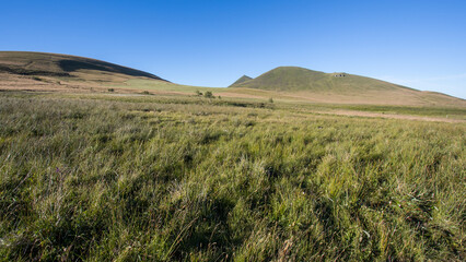 Fototapeta premium promenade sur le plateau du Guéry autour du Puy Baladou dans le Sancy en Auvergne en France en été
