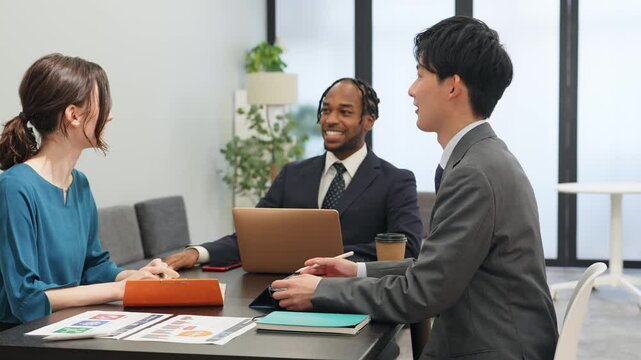 オフィスで会議する多国籍ビジネスパーソンのグループ