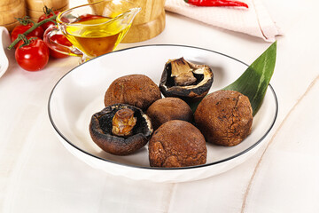 Baked brown champignons with spices