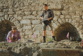 An archaeologist of the last century gives instructions on the work of a mercenary of Arab...