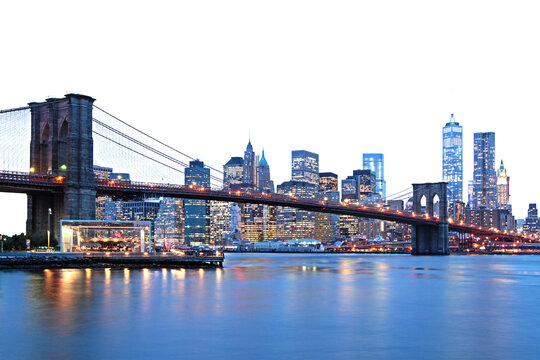 Fototapeta Brooklyn Bridge and Manhattan skyline during twilight, city lights reflecting on water, concept of urban landscapes