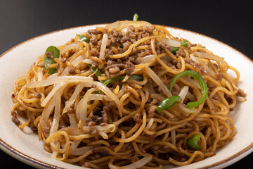 ピーマンとひき肉のソース焼きそば