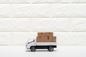 荷物を積んだ平ボディーのトラック