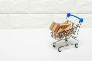 買い物カートに商品を入れたイメージ © 洋 奥山