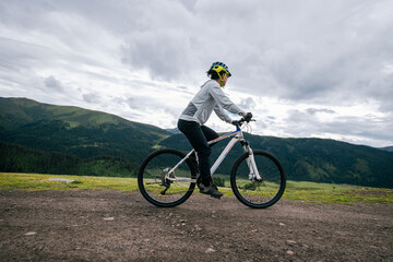 Naklejka premium Riding mountain bike on forest mountain trail