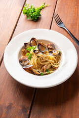 Pasta con vongole, tipica ricetta mediterranea, cibo italiano, gastronomia europea 
