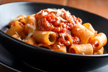 Mezzi rigatoni con ragù alla bolognese, pasta italiana, gastronomia europea 