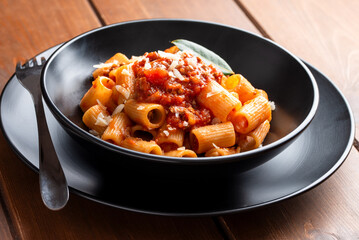 Mezzi rigatoni con ragù alla bolognese, pasta italiana, gastronomia europea 