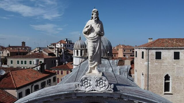 Marmor verkleidete Kirche Santa Maria dei Miracoli, im Sestiere Cannaregio, Drohnenaufnahme, Venedig, Veneto, Italien