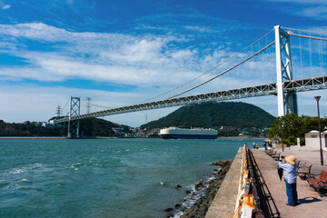 関門海峡と関門橋と通過する船 20220925