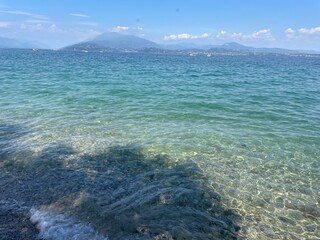 widok na góry i jezioro błękitna woda © Piotr