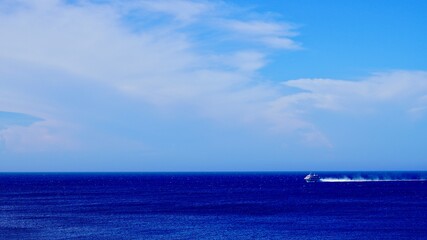 伊豆大島の埠頭から見える高速ジェット船