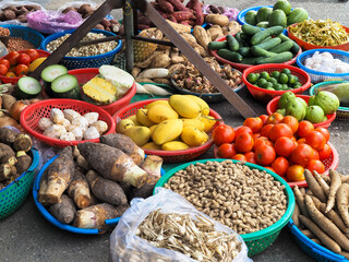 ホイアン市場の青果売り