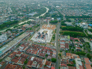 Obraz premium Aerial drone view of big city scenery with Masjid Raya Baiturrahman in Banda Aceh, Aceh, Indonesia.