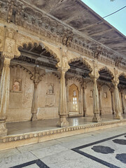 Obraz premium A picture of a building in Udaipur palace which shows the beautiful architecture high is unique to Rajasthan