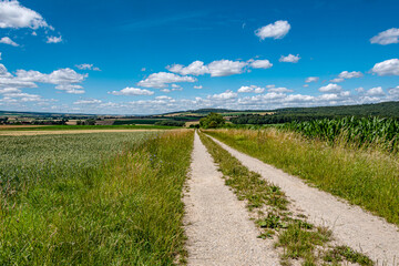 Bauernweg führt durch die Schönheit des Ambergau