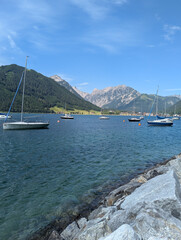 Boote auf dem Achensee. Hinten die Alpen in Tirol. 