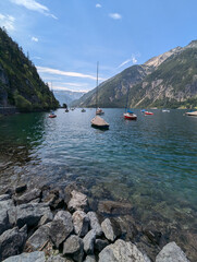 Boote auf dem Achensee. Hinten die Alpen in Tirol. 