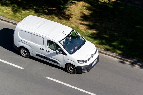 White Citroen Berlingo long panel van with motion blur effect