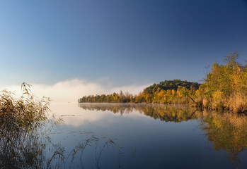 Poranek nad jeziorem