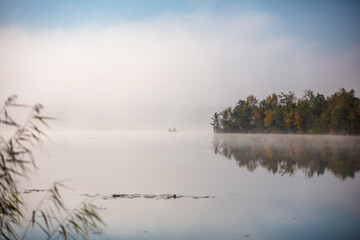 Poranek nad jeziorem