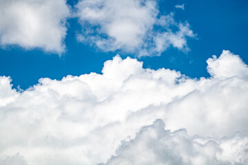 Wattewolken am blauen Himmel