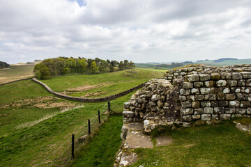 View along Hadrian&rsquo;s Wall, with the ruin of a fortlet in the foreground