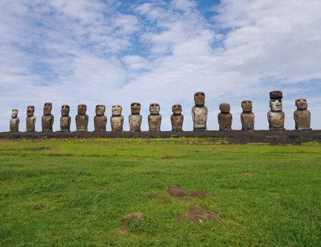 正面から撮影したイースター島のラパ・ヌイ国立公園の中のアフ・トンガリキの15体のモアイ像