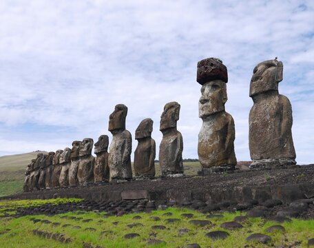 イースター島のラパ・ヌイ国立公園の中のアフ・トンガリキの15体のモアイ像